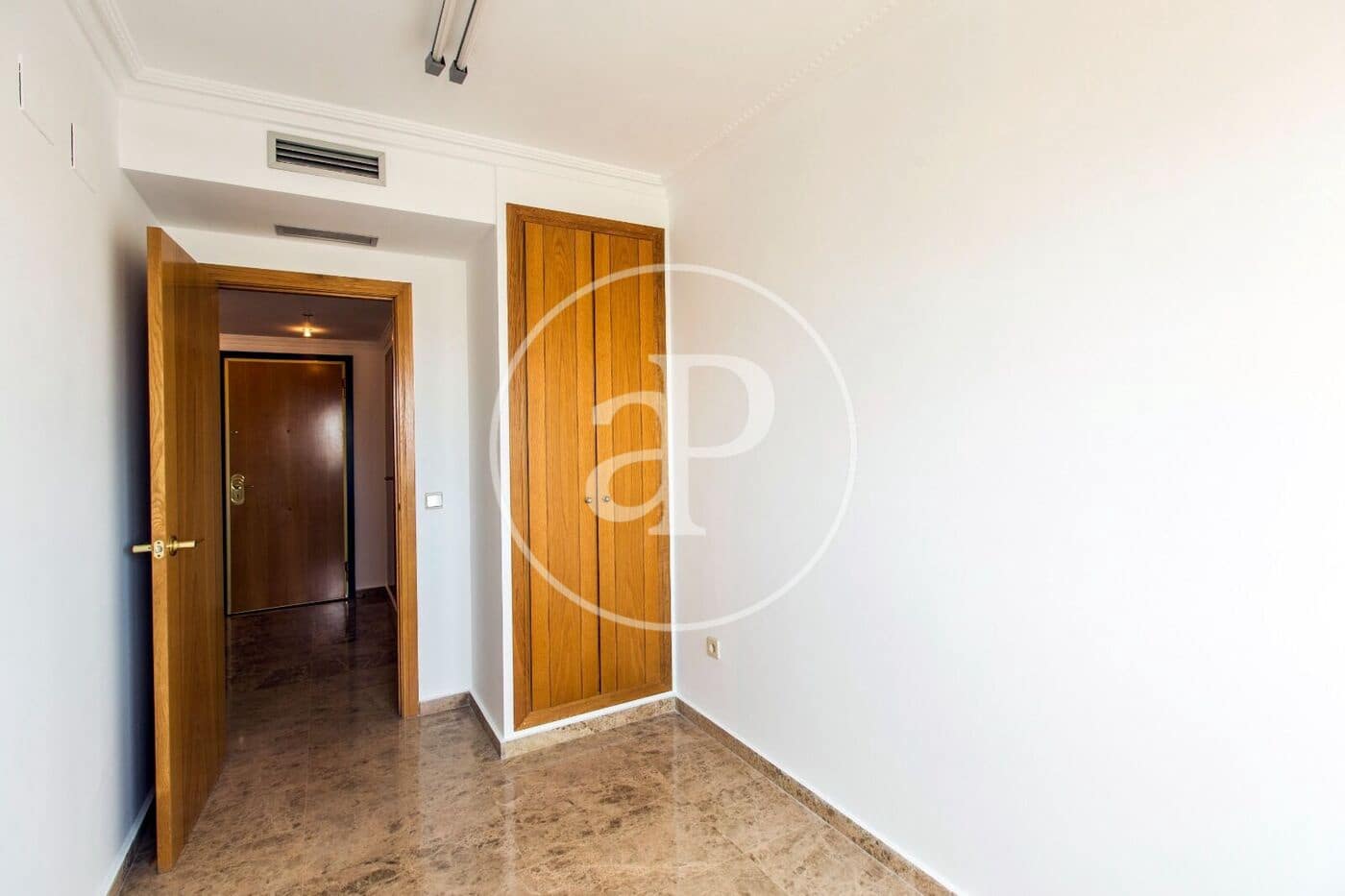 3 soverom Leilighet til leie i Valencia by med svømmebasseng garasje - € 1 950 (Ref: 9849463)