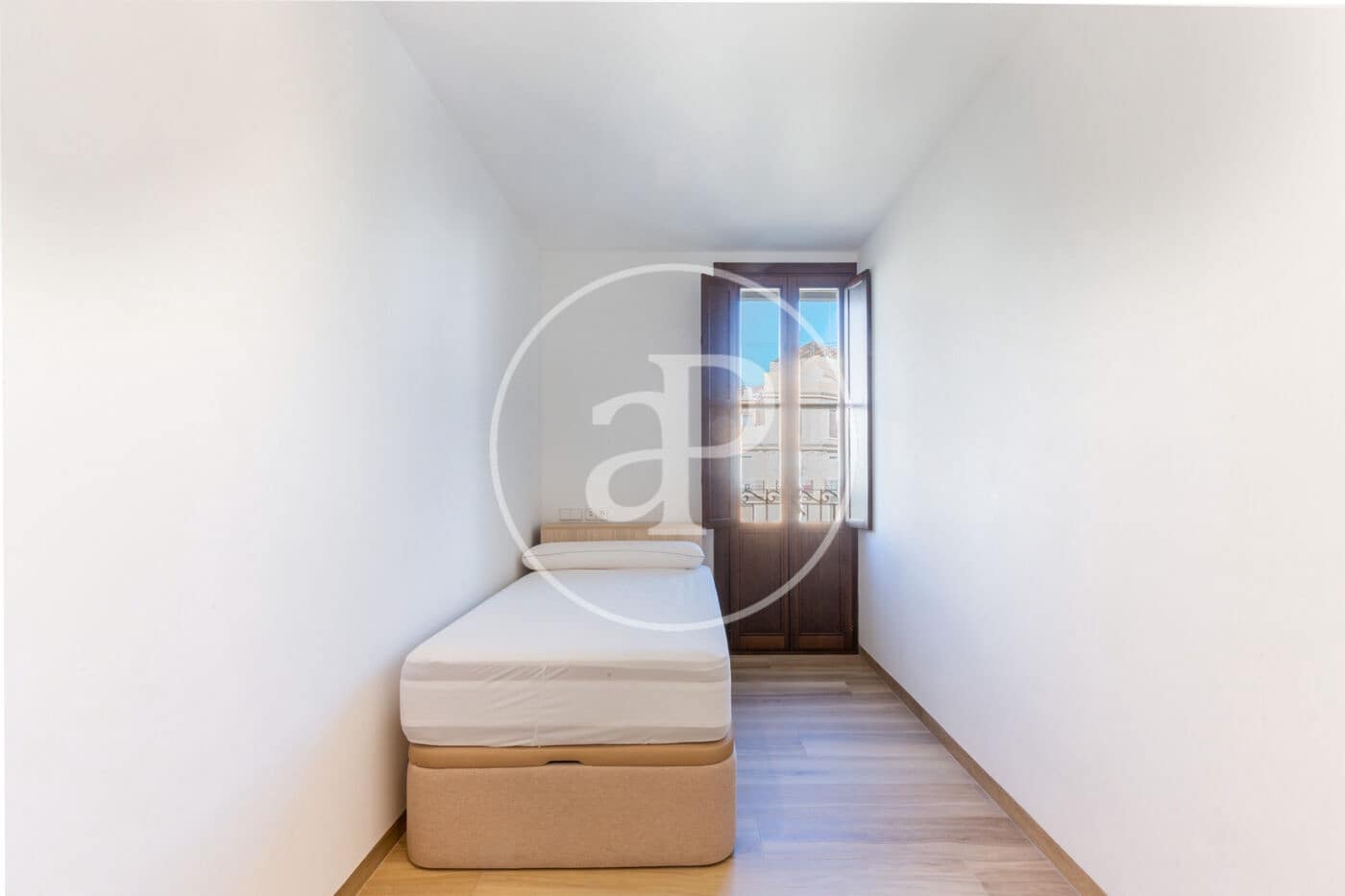 2 bedroom Apartment for rent in Valencia city - € 2,100 (Ref: 9849465)