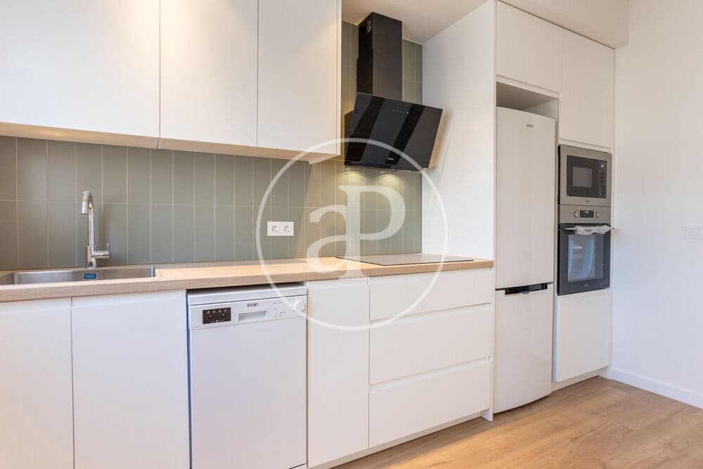 3 bedroom Apartment for rent in Valencia city - € 1,700 (Ref: 9855548)