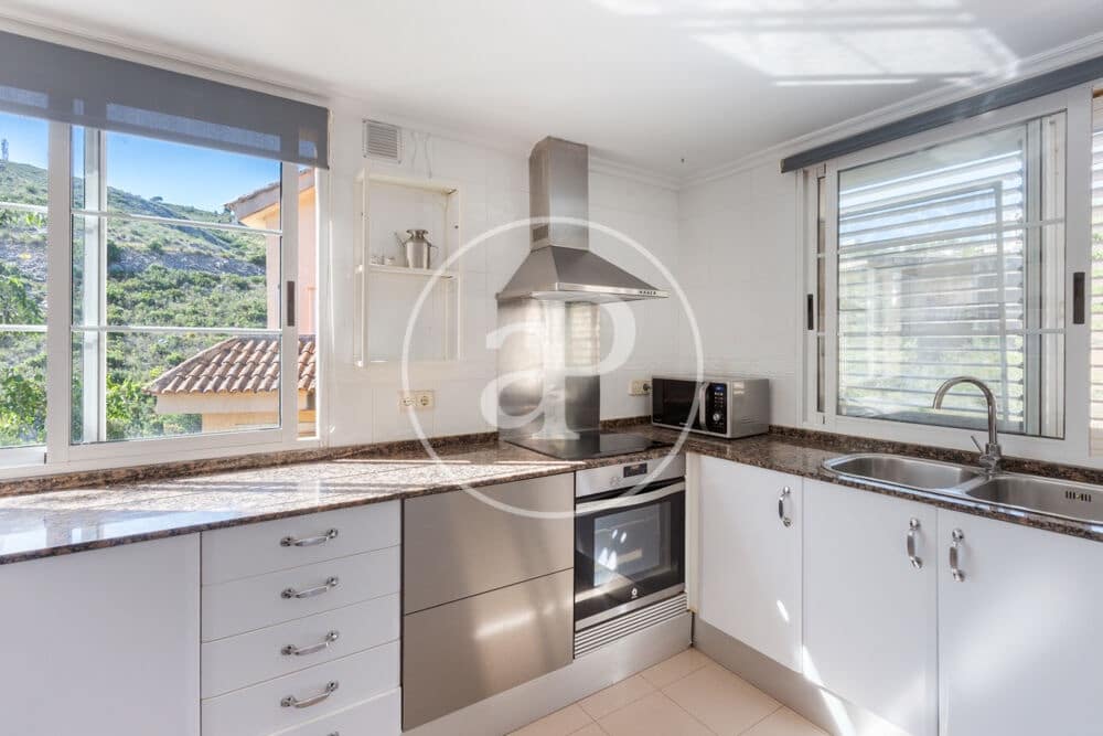 5 bedroom Villa for sale in Chiva with pool - € 470,000 (Ref: 9855552)