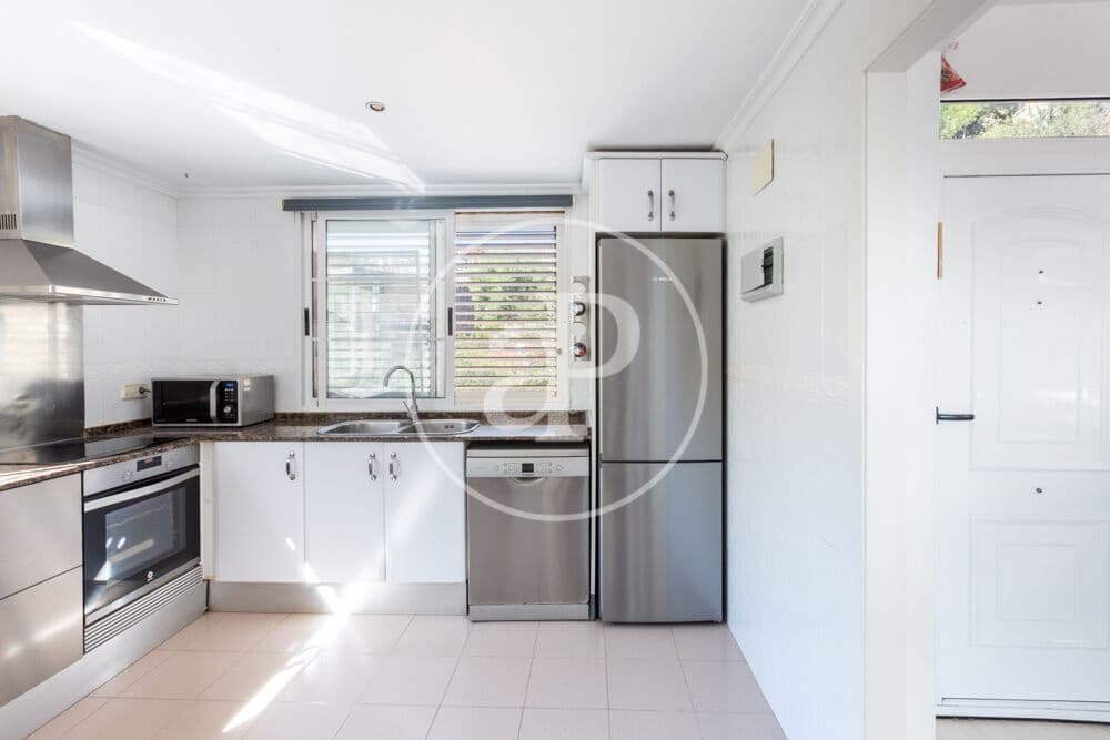 5 bedroom Villa for sale in Chiva with pool - € 470,000 (Ref: 9855552)