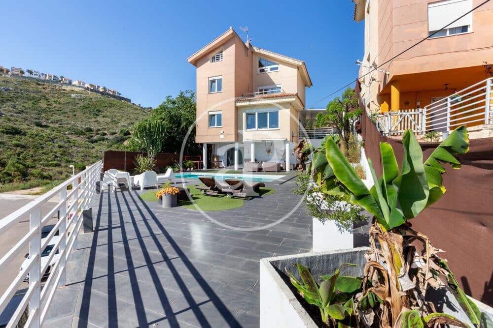 5 bedroom Villa for sale in Chiva with pool - € 470,000 (Ref: 9855552)