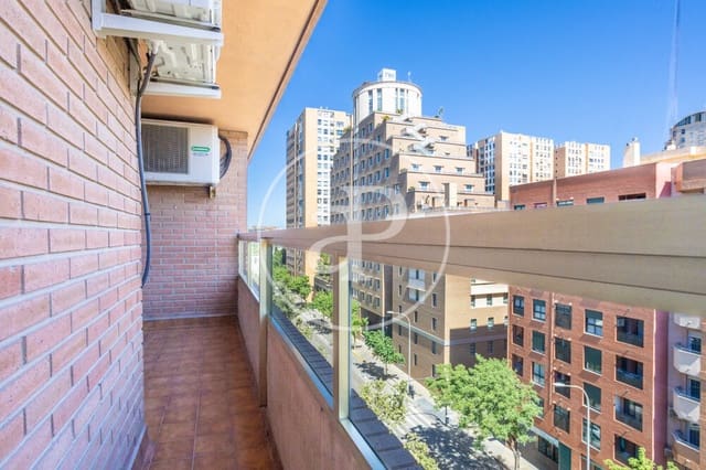 4 quarto Apartamento para arrendar em Ciutat de les Arts i de les Ciencies, Valência cidade com garagem - 1 600 € (Ref: 9865262)
