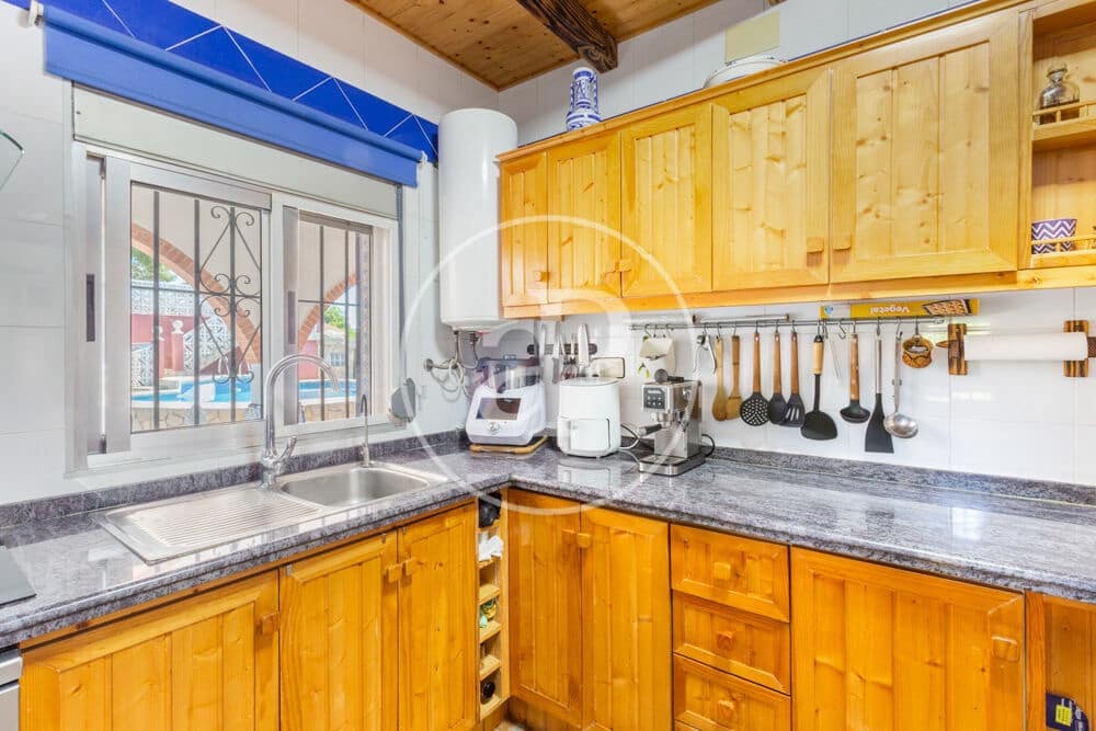 3 bedroom Villa for sale in Montroy with pool - € 295,000 (Ref: 9865263)