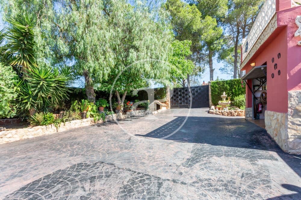 3 bedroom Villa for sale in Montroy with pool - € 295,000 (Ref: 9865263)