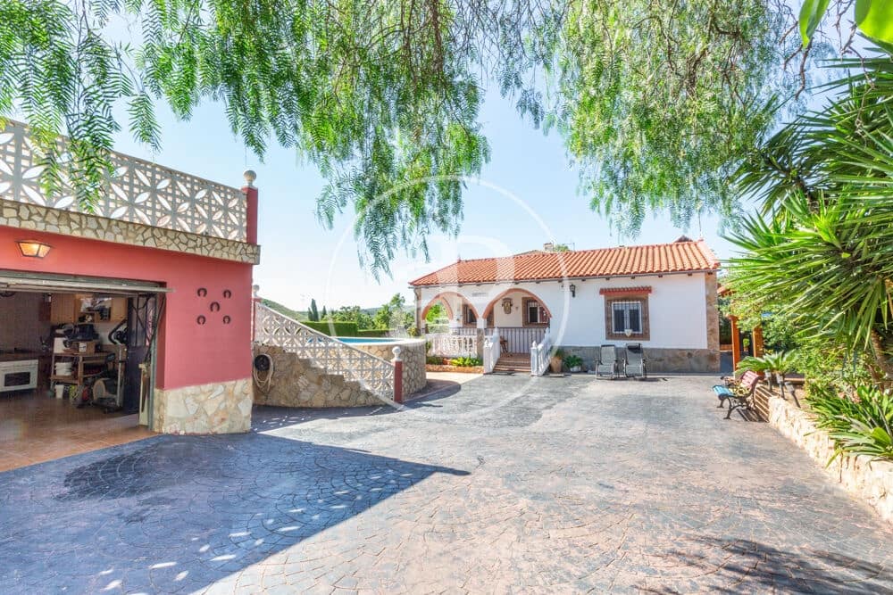 3 bedroom Villa for sale in Montroy with pool - € 295,000 (Ref: 9865263)