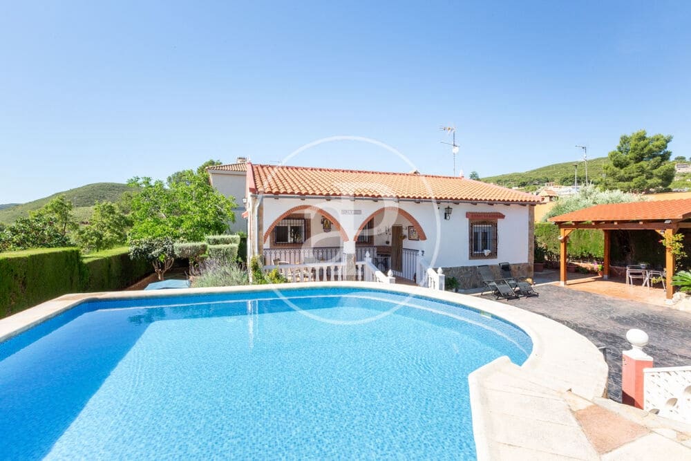 3 bedroom Villa for sale in Montroy with pool - € 295,000 (Ref: 9865263)
