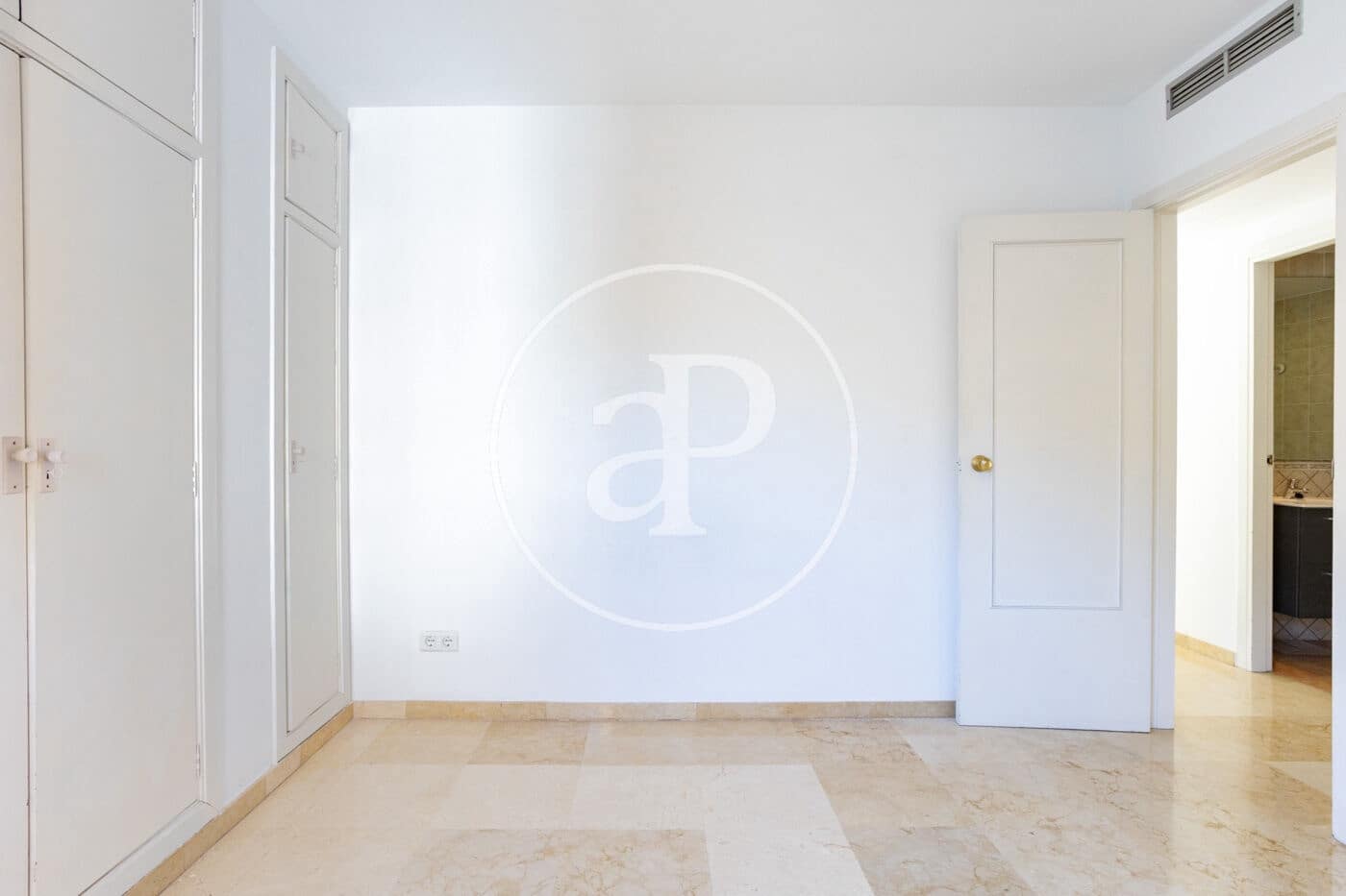 3 bedroom Penthouse for rent in Valencia city with garage - € 2,200 (Ref: 9868670)