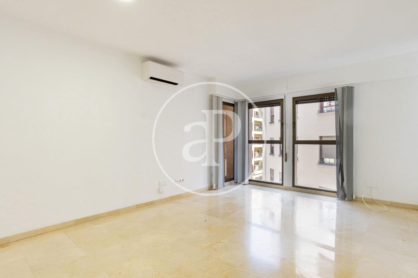 3 bedroom Penthouse for rent in Valencia city with garage - € 2,200 (Ref: 9868670)