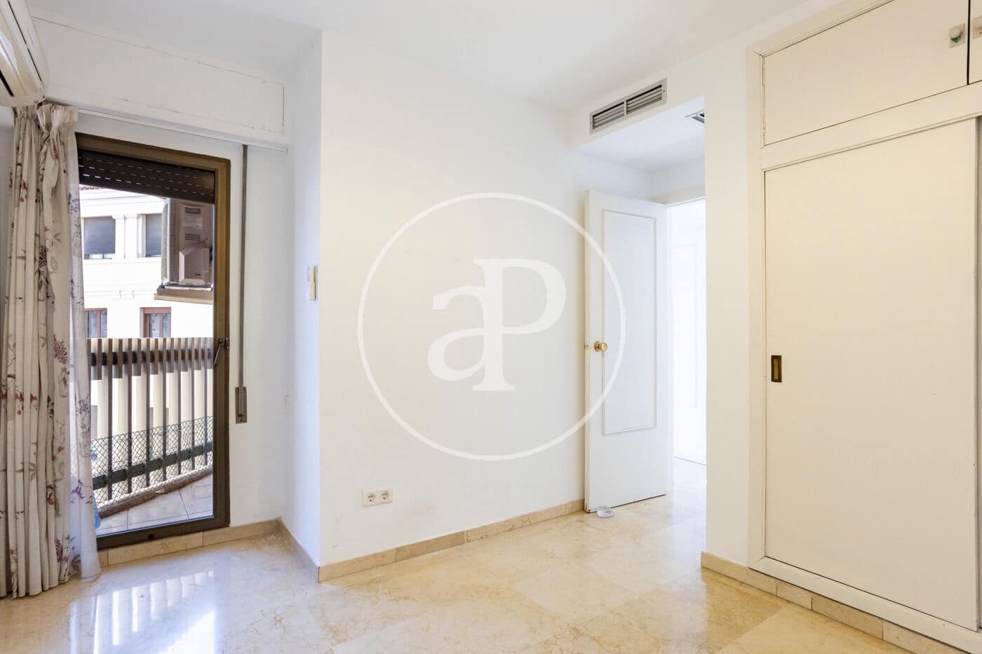 3 bedroom Penthouse for rent in Valencia city with garage - € 2,200 (Ref: 9868670)