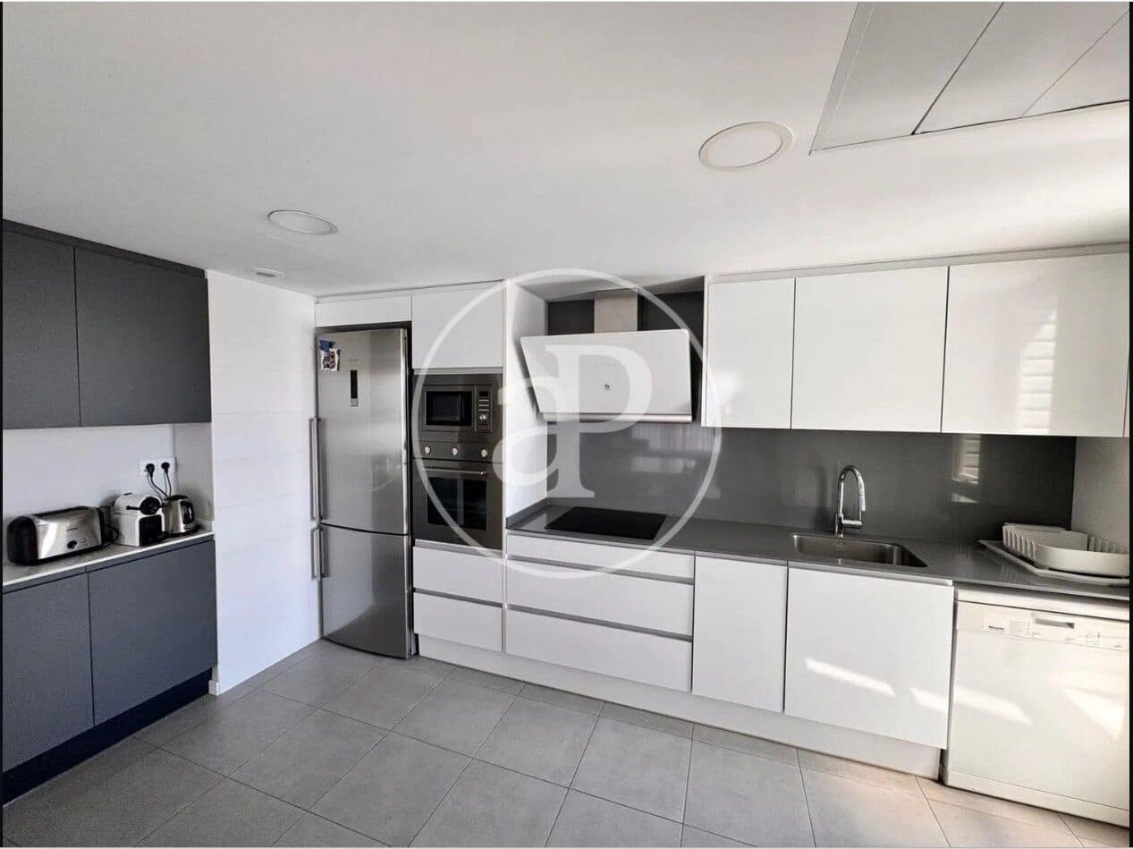 3 bedroom Apartment for rent in Valencia city with pool garage - € 2,500 (Ref: 9868672)