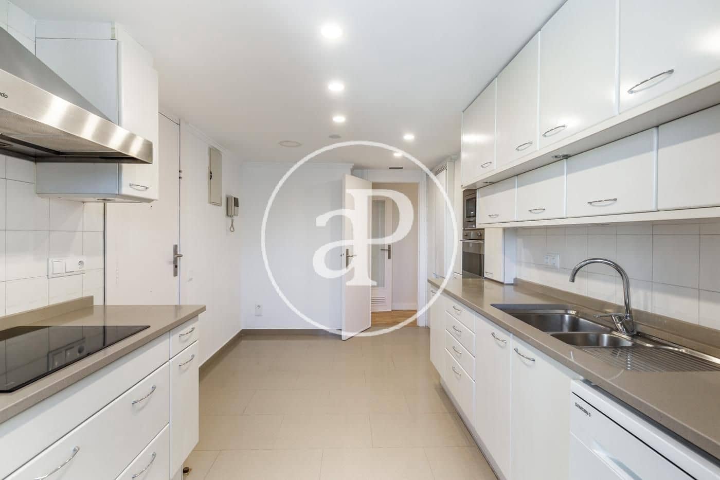 3 slaapkamer Appartement te huur in Valencia stad met garage - € 2.600 (Ref: 9873598)