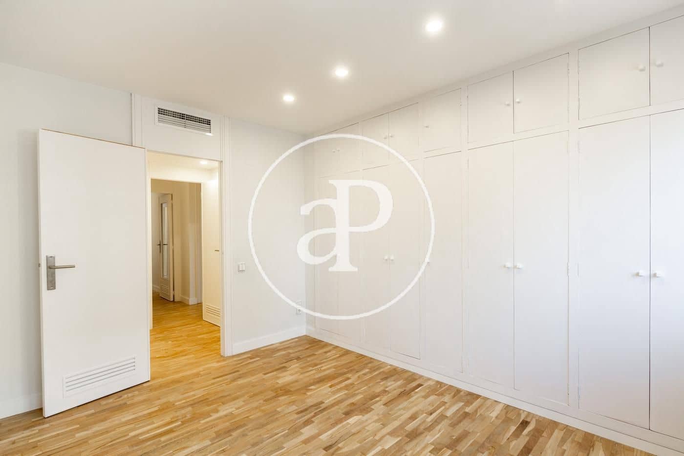 3 slaapkamer Appartement te huur in Valencia stad met garage - € 2.600 (Ref: 9873598)