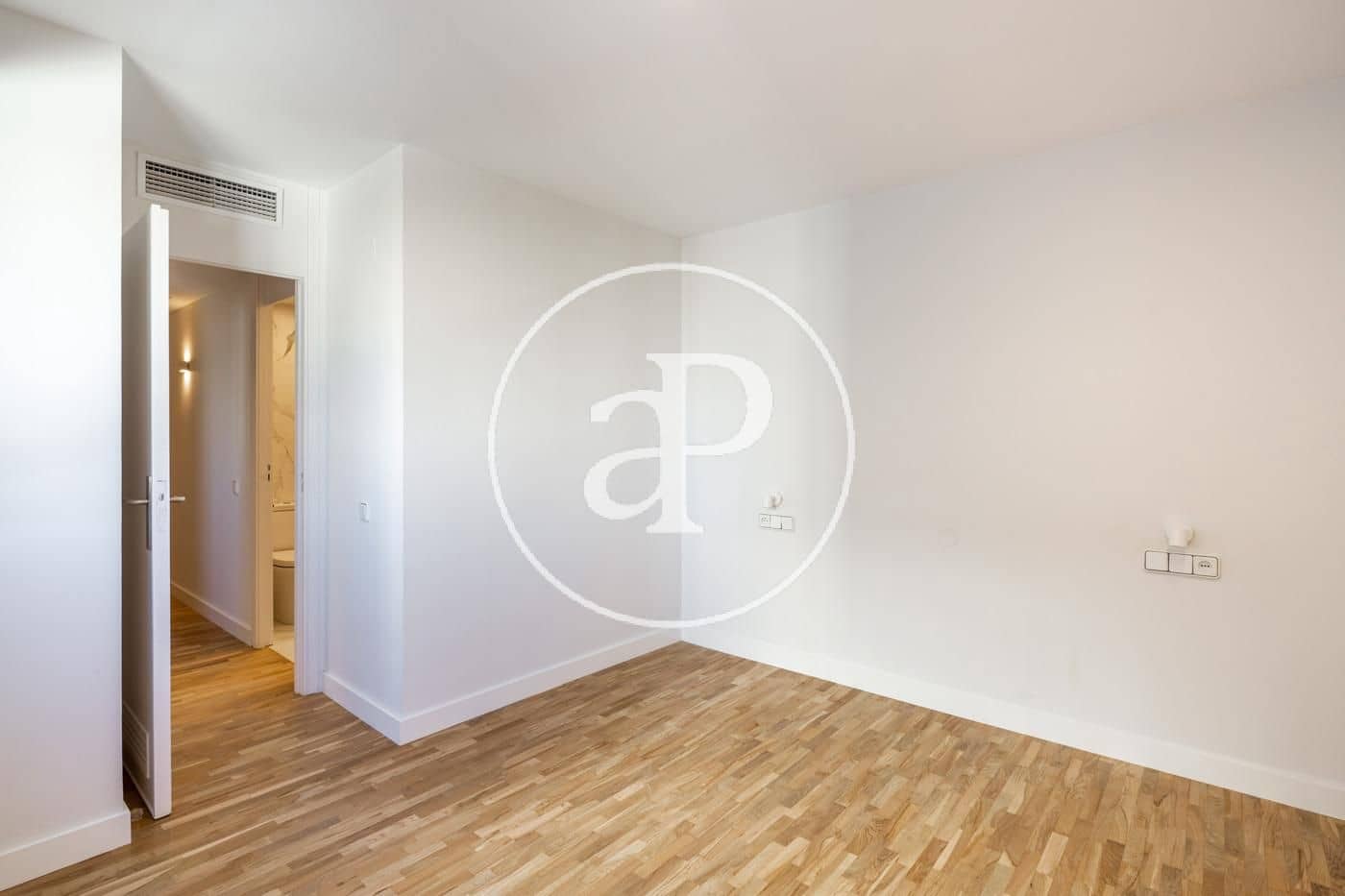 3 slaapkamer Appartement te huur in Valencia stad met garage - € 2.600 (Ref: 9873598)