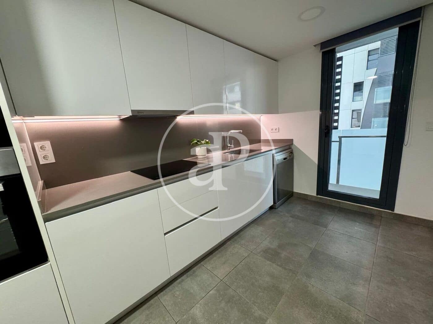 3 bedroom Apartment for rent in Valencia city with pool garage - € 2,500 (Ref: 9873599)