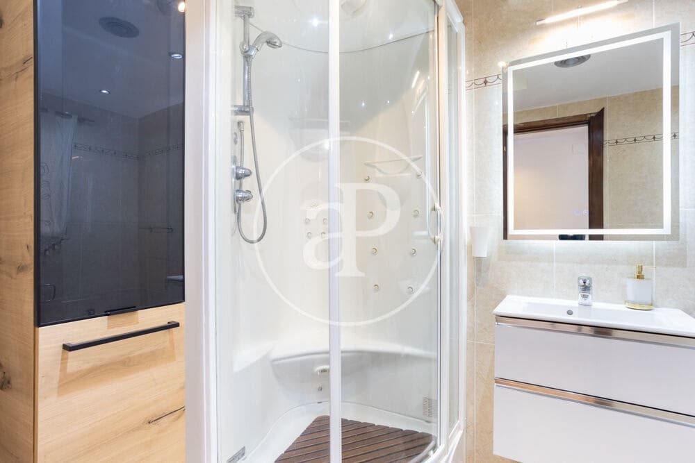 3 quarto Apartamento para arrendar em Valencia cidade - 2 150 € (Ref: 9873604)