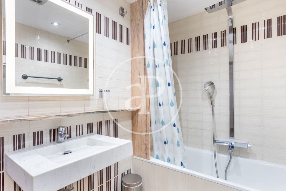 3 quarto Apartamento para arrendar em Valencia cidade - 2 150 € (Ref: 9873604)