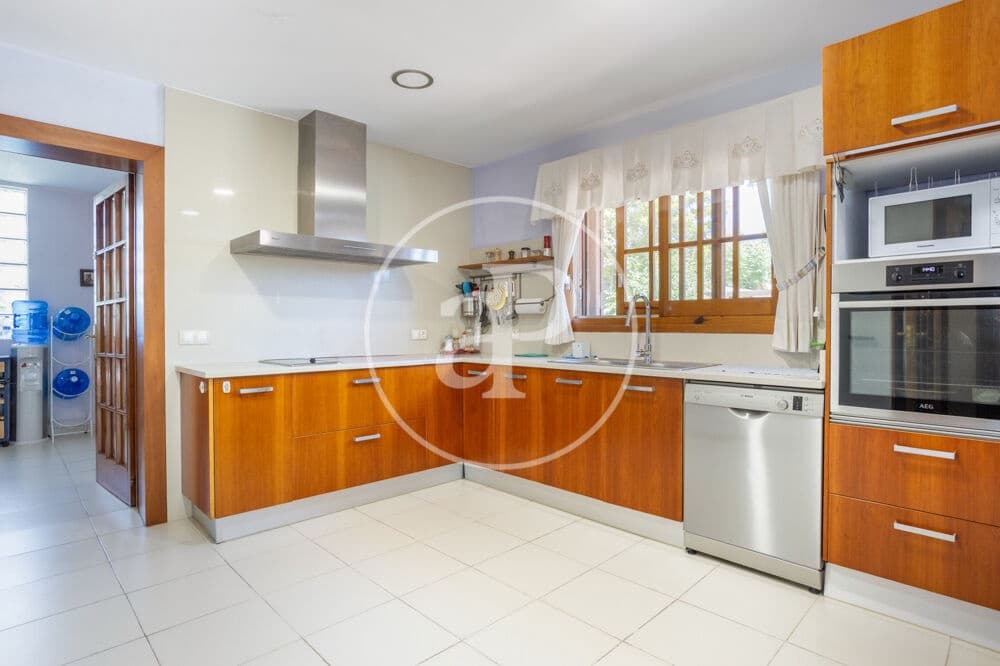 6 bedroom Villa for sale in Paterna with pool - € 1,200,000 (Ref: 9873605)
