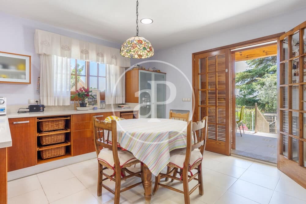 6 bedroom Villa for sale in Paterna with pool - € 1,200,000 (Ref: 9873605)