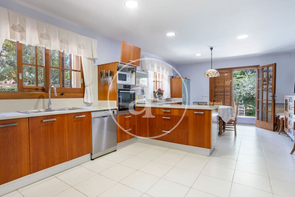 6 bedroom Villa for sale in Paterna with pool - € 1,200,000 (Ref: 9873605)