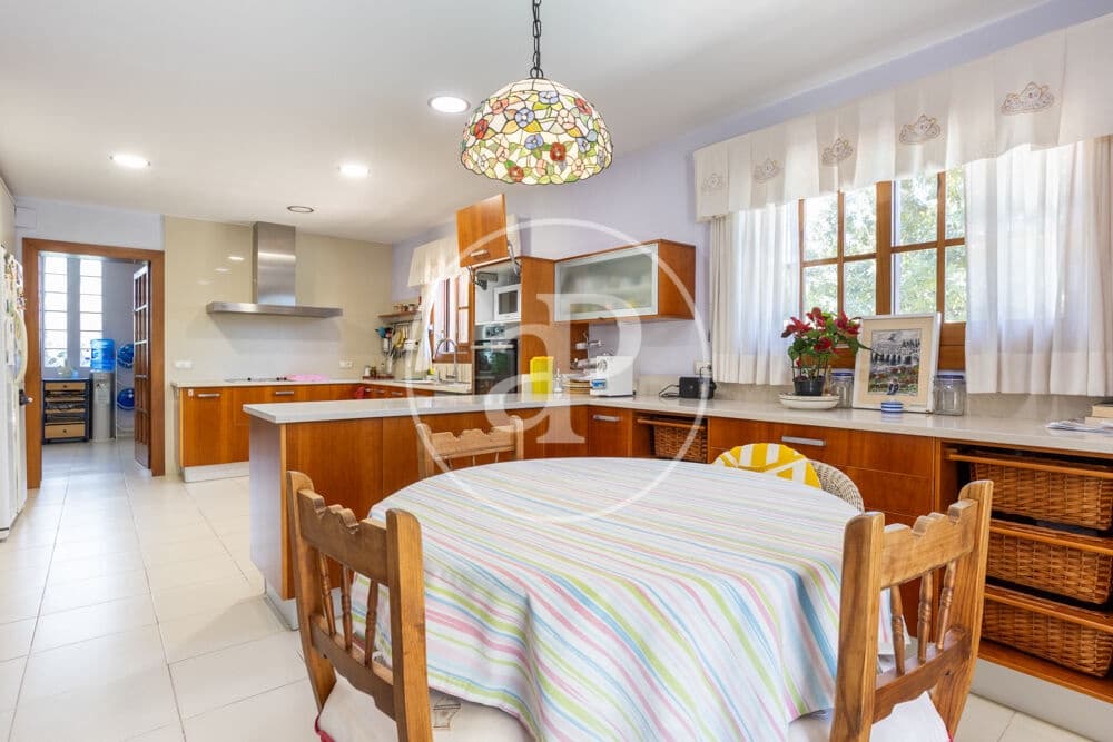 6 bedroom Villa for sale in Paterna with pool - € 1,200,000 (Ref: 9873605)
