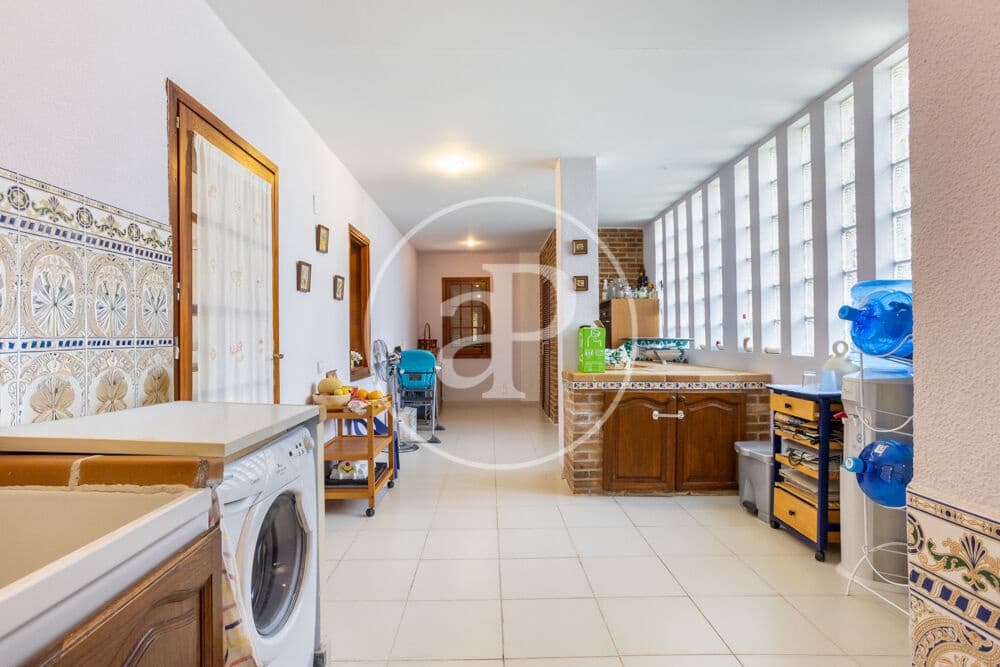 6 bedroom Villa for sale in Paterna with pool - € 1,200,000 (Ref: 9873605)