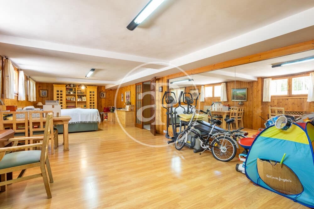 6 bedroom Villa for sale in Paterna with pool - € 1,200,000 (Ref: 9873605)