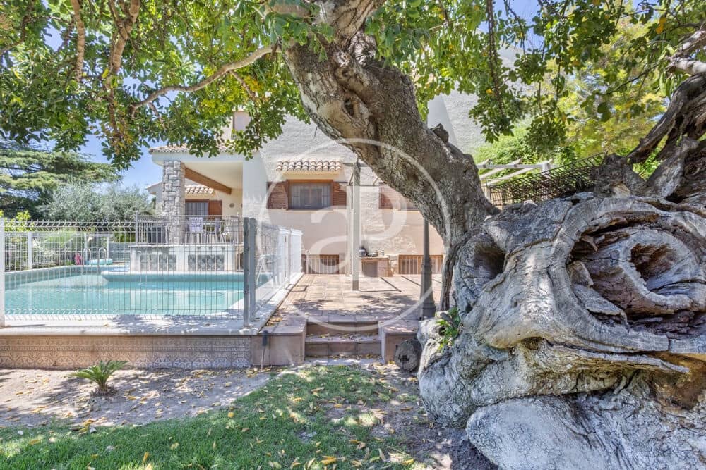 6 bedroom Villa for sale in Paterna with pool - € 1,200,000 (Ref: 9873605)