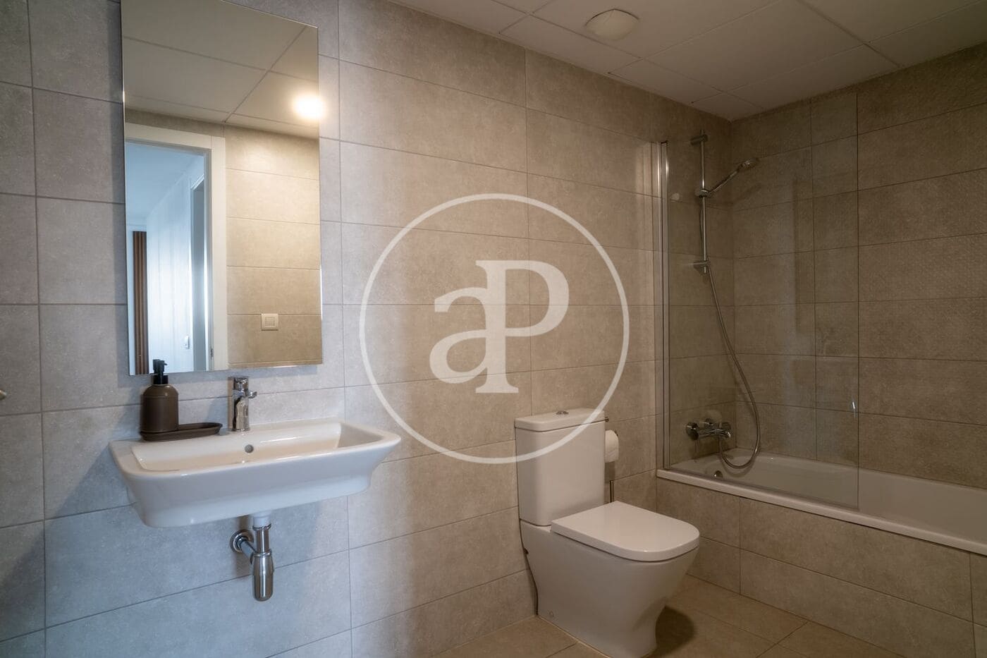 3 slaapkamer Appartement te huur in Valencia stad met zwembad garage - € 3.500 (Ref: 9890471)