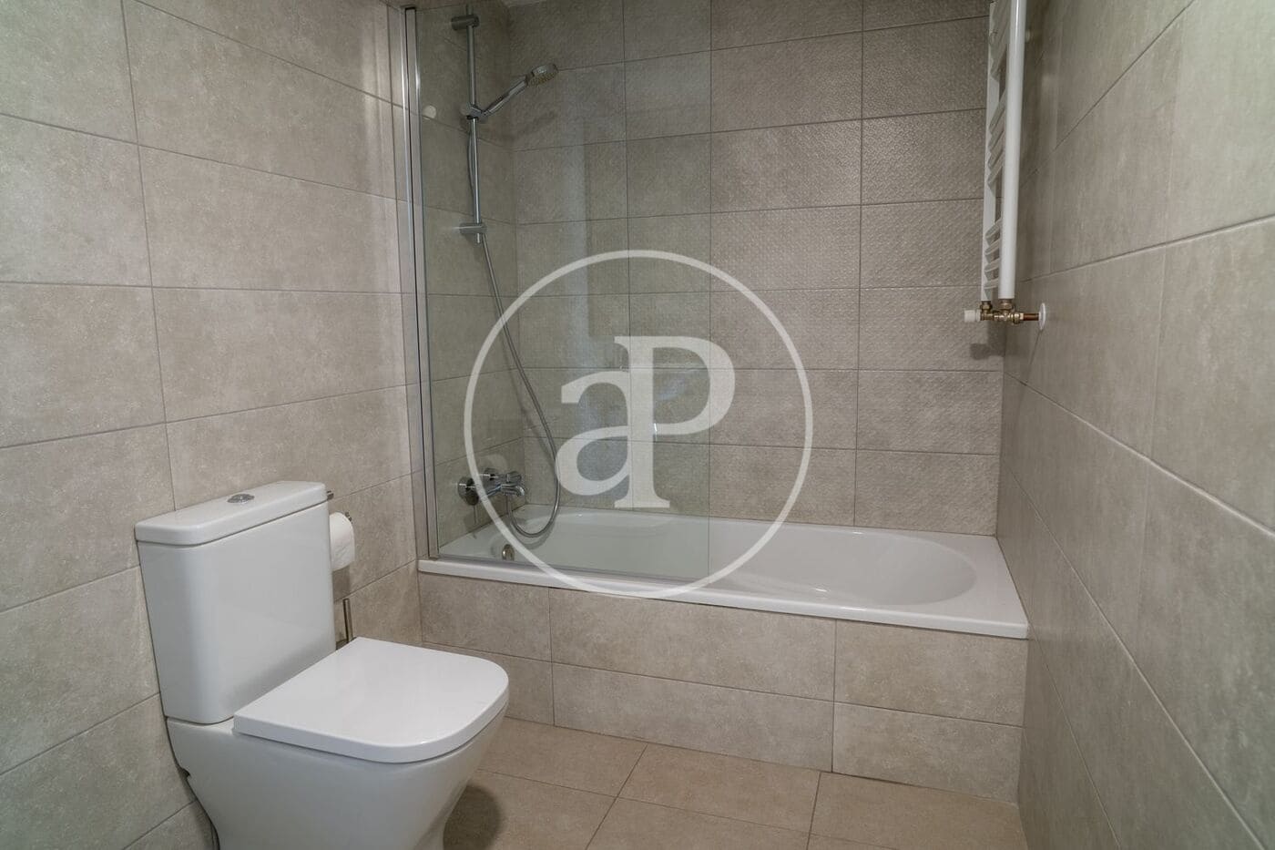 3 slaapkamer Appartement te huur in Valencia stad met zwembad garage - € 3.500 (Ref: 9890471)
