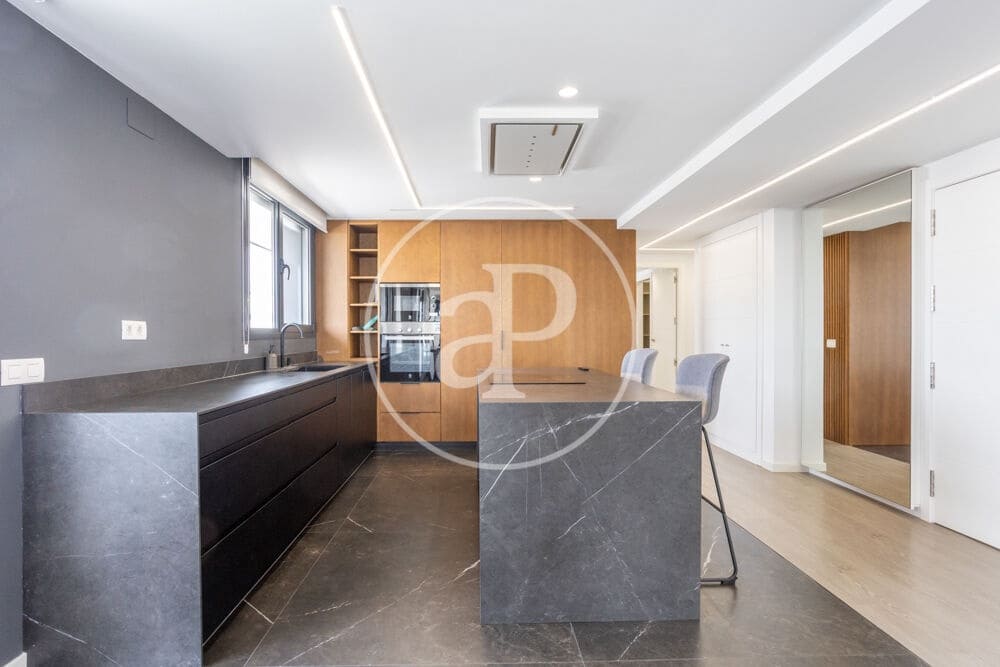 3 bedroom Penthouse for rent in Valencia city with pool garage - € 3,500 (Ref: 9890471)