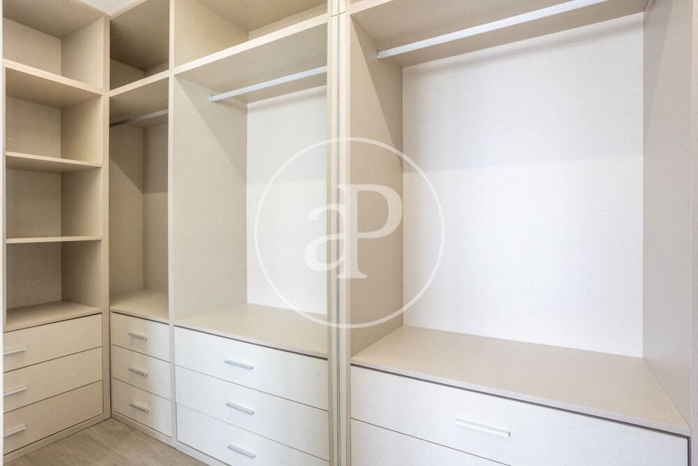3 bedroom Penthouse for rent in Valencia city with pool garage - € 3,500 (Ref: 9890471)