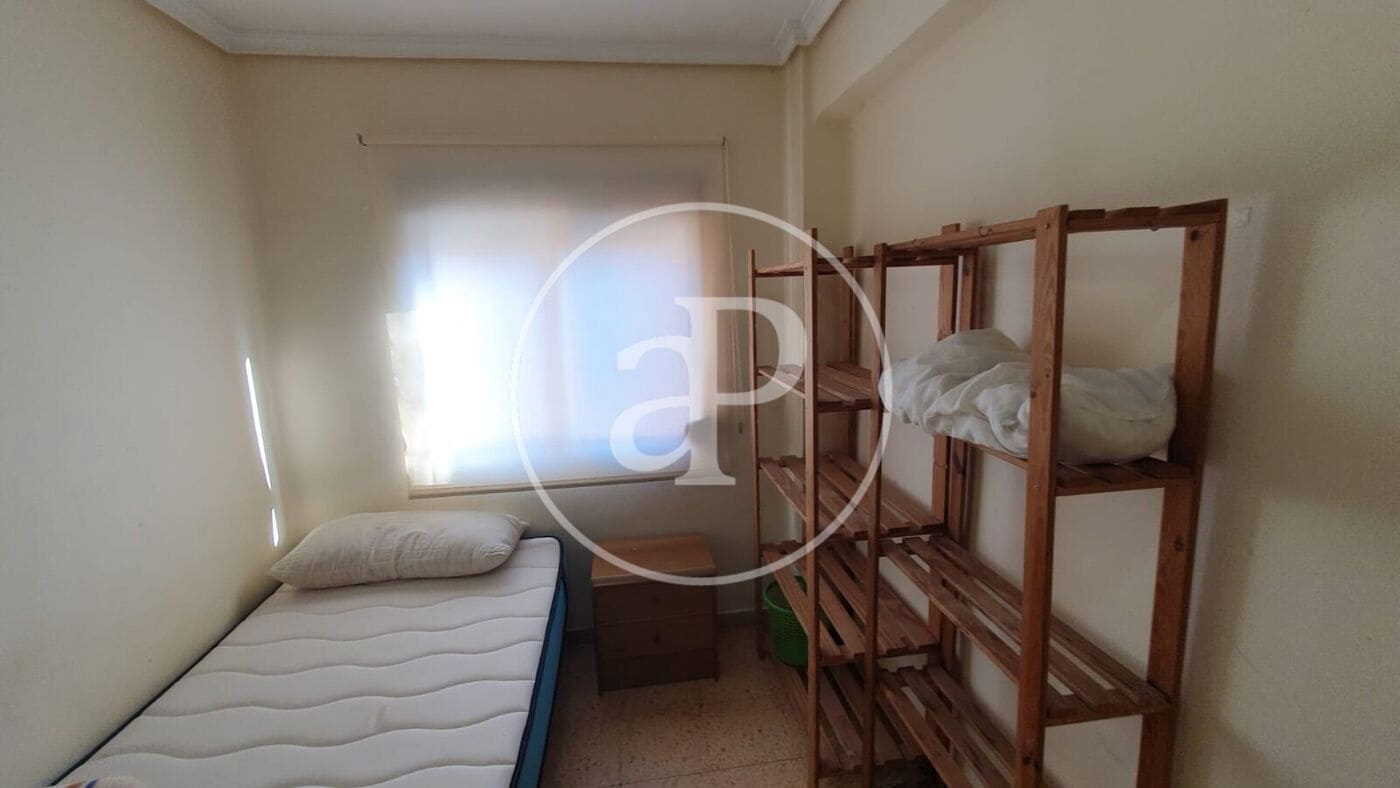 4 quarto Apartamento para arrendar em Valencia cidade - 1 800 € (Ref: 9892442)