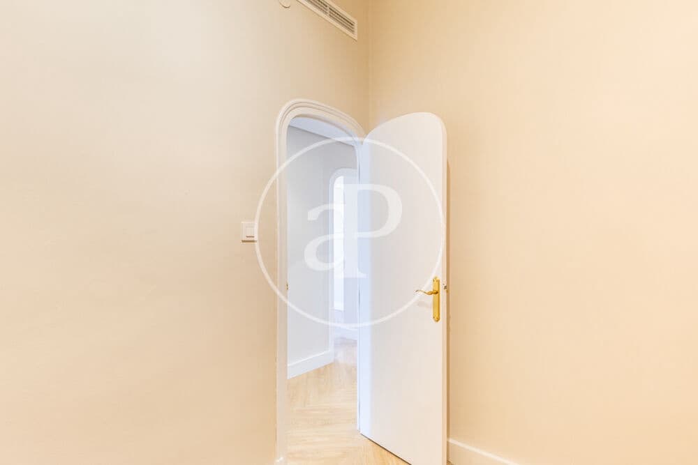 5 quarto Apartamento para arrendar em Valencia cidade - 3 200 € (Ref: 9892444)