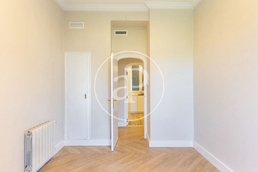 5 quarto Apartamento para arrendar em Valencia cidade - 3 200 € (Ref: 9892444)