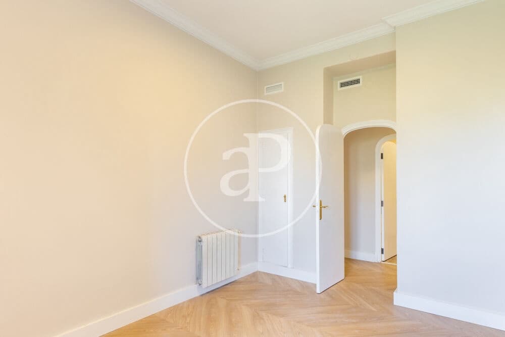 5 quarto Apartamento para arrendar em Valencia cidade - 3 200 € (Ref: 9892444)