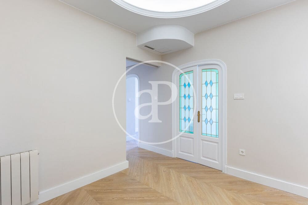 5 quarto Apartamento para arrendar em Valencia cidade - 3 200 € (Ref: 9892444)