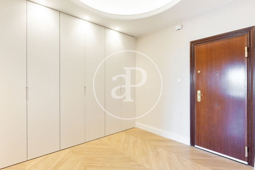 5 quarto Apartamento para arrendar em Valencia cidade - 3 200 € (Ref: 9892444)