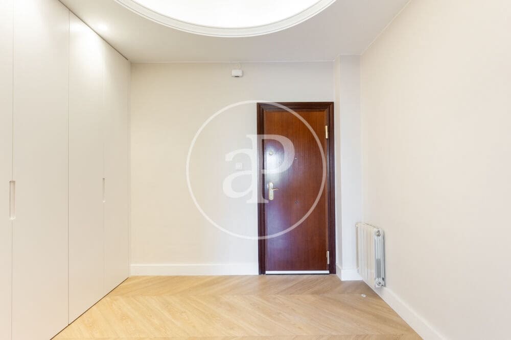 5 quarto Apartamento para arrendar em Valencia cidade - 3 200 € (Ref: 9892444)
