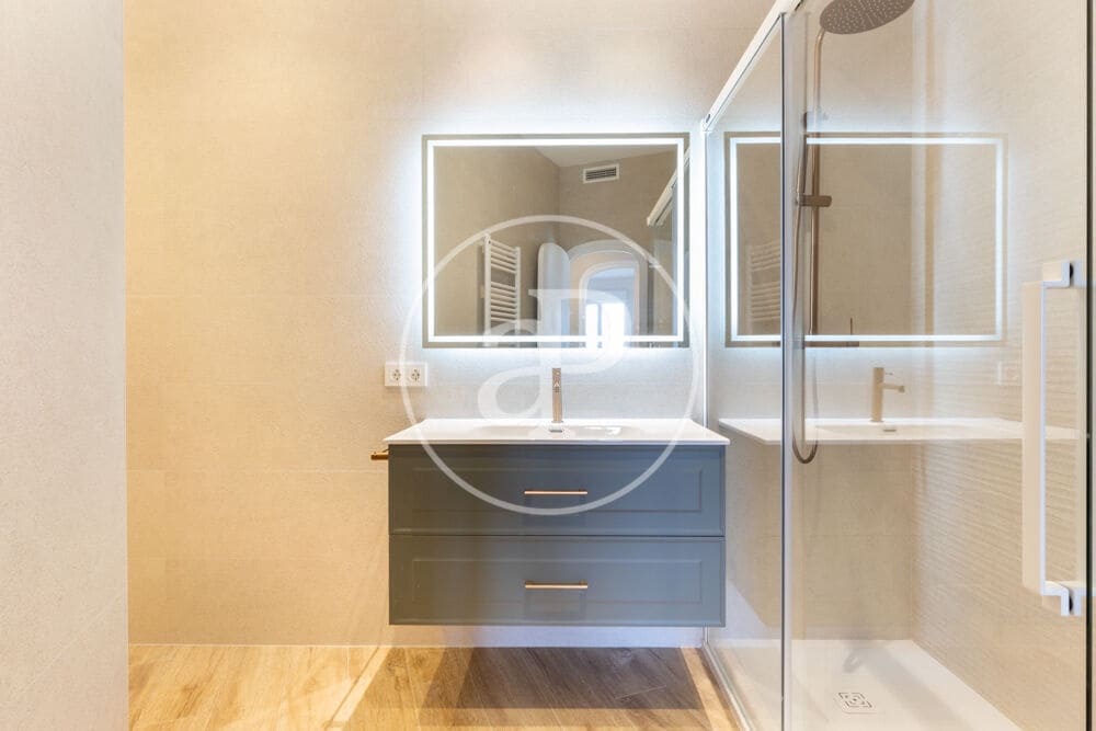 5 quarto Apartamento para arrendar em Valencia cidade - 3 200 € (Ref: 9892444)