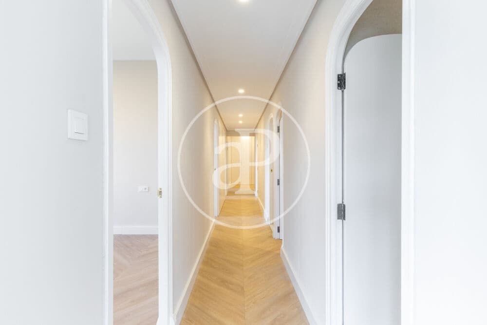 5 quarto Apartamento para arrendar em Valencia cidade - 3 200 € (Ref: 9892444)