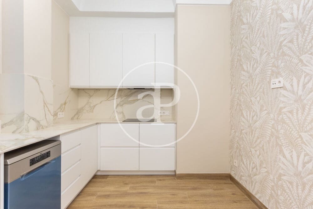5 quarto Apartamento para arrendar em Valencia cidade - 3 200 € (Ref: 9892444)