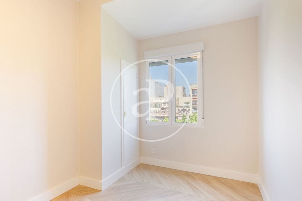 5 quarto Apartamento para arrendar em Valencia cidade - 3 200 € (Ref: 9892444)