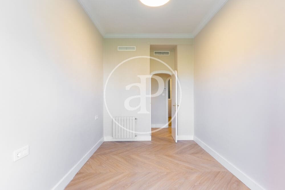5 quarto Apartamento para arrendar em Valencia cidade - 3 200 € (Ref: 9892444)