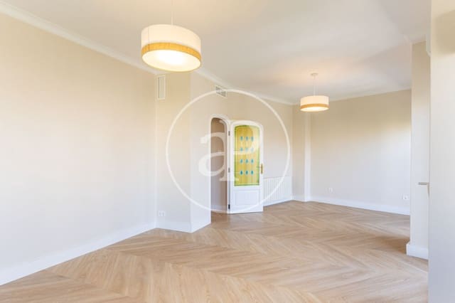 5 quarto Apartamento para arrendar em La Gran Via, Valência cidade - 3 200 € (Ref: 9892444)