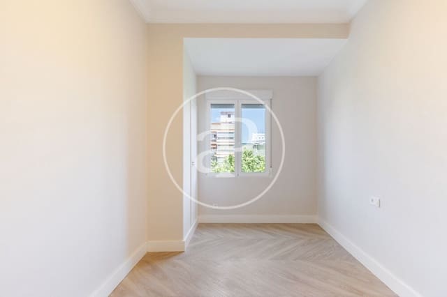 5 quarto Apartamento para arrendar em La Gran Via, Valência cidade - 3 200 € (Ref: 9892444)