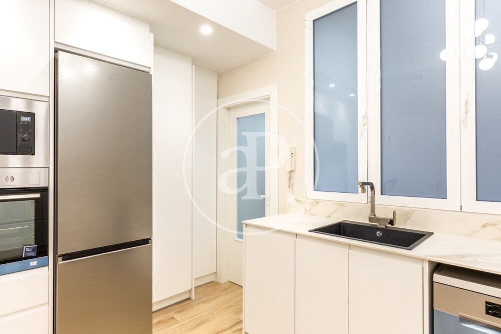 5 quarto Apartamento para arrendar em Valencia cidade - 3 200 € (Ref: 9892444)