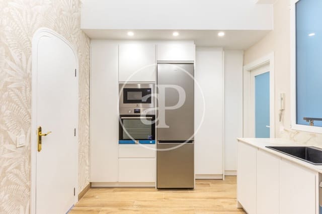 5 quarto Apartamento para arrendar em La Gran Via, Valência cidade - 3 200 € (Ref: 9892444)