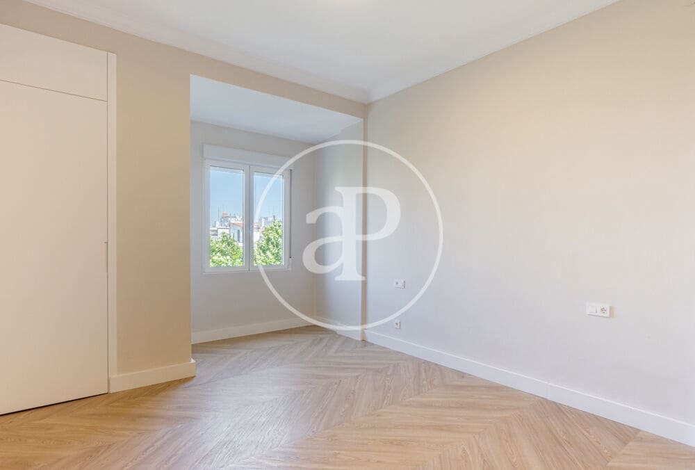 5 quarto Apartamento para arrendar em Valencia cidade - 3 200 € (Ref: 9892444)