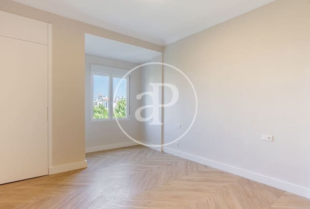 5 quarto Apartamento para arrendar em La Gran Via, Valência cidade - 3 200 € (Ref: 9892444)